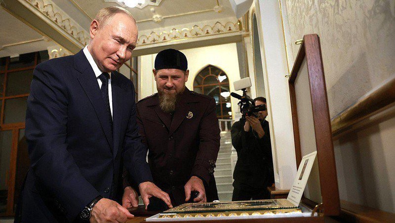 Selama di Republik Chechnya, Rusia, Presiden Vladimir Putin mengunjungi Masjid Isa yang baru dibangun. Vladimir Putin menghadiahkan sebuah Al-Qur'an yang dihiasi ornamen berlapis emas dan bertatahkan batu-batu permata untuk masjid tersebut. (X @RusEmbJakarta)