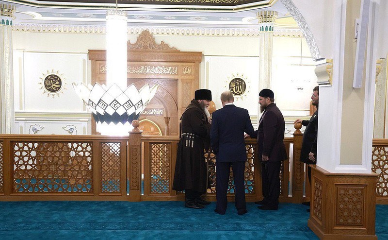 Selama di Republik Chechnya, Rusia, Presiden Vladimir Putin mengunjungi Masjid Isa yang baru dibangun. Vladimir Putin menghadiahkan sebuah Al-Qur'an yang dihiasi ornamen berlapis emas dan bertatahkan batu-batu permata untuk masjid tersebut. (X @RusEmbJakarta)