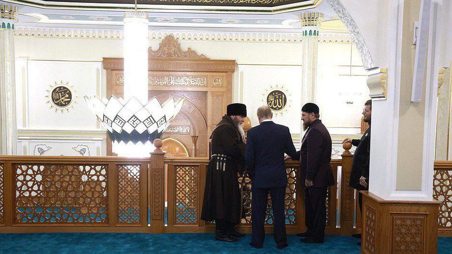 Selama di Republik Chechnya, Rusia, Presiden Vladimir Putin mengunjungi Masjid Isa yang baru dibangun. Vladimir Putin menghadiahkan sebuah Al-Qur'an yang dihiasi ornamen berlapis emas dan bertatahkan batu-batu permata untuk masjid tersebut. (X @RusEmbJakarta)