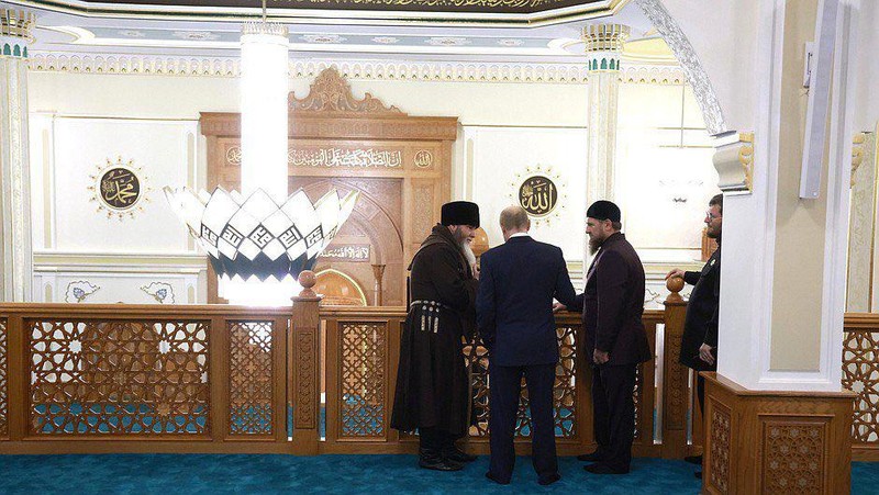 Selama di Republik Chechnya, Rusia, Presiden Vladimir Putin mengunjungi Masjid Isa yang baru dibangun. Vladimir Putin menghadiahkan sebuah Al-Qur'an yang dihiasi ornamen berlapis emas dan bertatahkan batu-batu permata untuk masjid tersebut. (X @RusEmbJakarta)