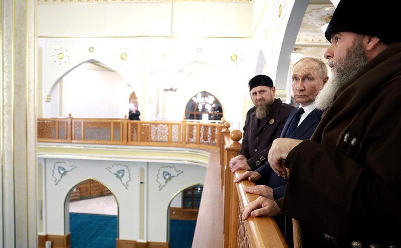 Selama di Republik Chechnya, Rusia, Presiden Vladimir Putin mengunjungi Masjid Isa yang baru dibangun. Vladimir Putin menghadiahkan sebuah Al-Qur'an yang dihiasi ornamen berlapis emas dan bertatahkan batu-batu permata untuk masjid tersebut. (X @RusEmbJakarta)