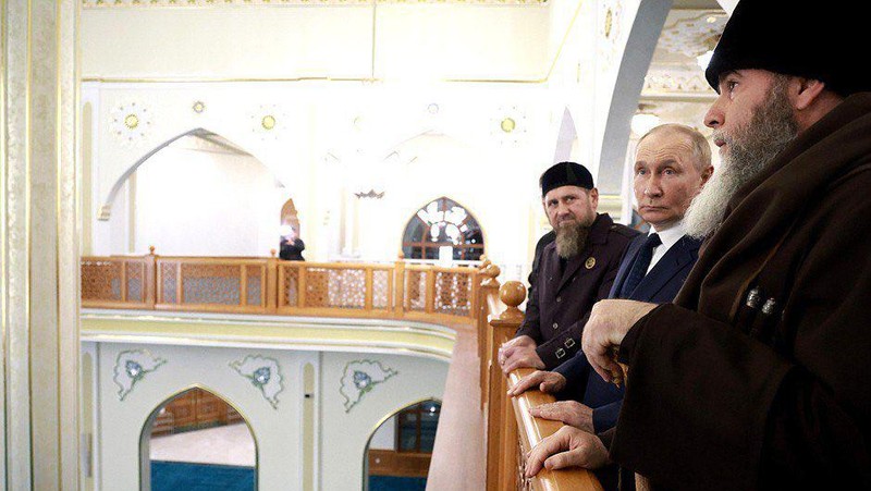 Selama di Republik Chechnya, Rusia, Presiden Vladimir Putin mengunjungi Masjid Isa yang baru dibangun. Vladimir Putin menghadiahkan sebuah Al-Qur'an yang dihiasi ornamen berlapis emas dan bertatahkan batu-batu permata untuk masjid tersebut. (X @RusEmbJakarta)