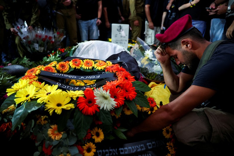 Tentara Israel membawa peti jenazah Letnan Shahar Ben Nun, yang tewas di tengah konflik yang sedang berlangsung di Gaza antara Israel dan Hamas, selama pemakamannya di Tel Aviv, Israel, 20 Agustus 2024. (REUTERS/Florion Goga)