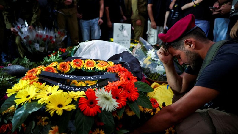 Tentara Israel membawa peti jenazah Letnan Shahar Ben Nun, yang tewas di tengah konflik yang sedang berlangsung di Gaza antara Israel dan Hamas, selama pemakamannya di Tel Aviv, Israel, 20 Agustus 2024. (REUTERS/Florion Goga)