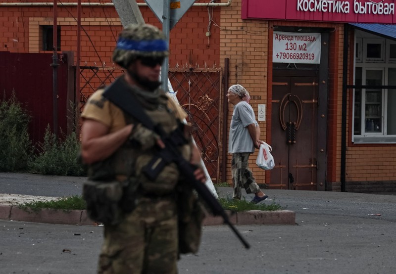 Prajurit Ukraina mengendarai kendaraan militer dari titik penyeberangan di perbatasan dengan Rusia, di tengah serangan Rusia terhadap Ukraina, di wilayah Sumy, Ukraina, 13 Agustus 2024. (REUTERS/Viacheslav Ratynskyi) Prajurit Ukraina mengendarai kendaraan militer dari titik penyeberangan di perbatasan dengan Rusia, di tengah serangan Rusia terhadap Ukraina, di wilayah Sumy, Ukraina, 13 Agustus 2024. (REUTERS/Viacheslav Ratynskyi)