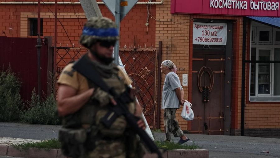 Prajurit Ukraina mengendarai kendaraan militer dari titik penyeberangan di perbatasan dengan Rusia, di tengah serangan Rusia terhadap Ukraina, di wilayah Sumy, Ukraina, 13 Agustus 2024. (REUTERS/Viacheslav Ratynskyi)