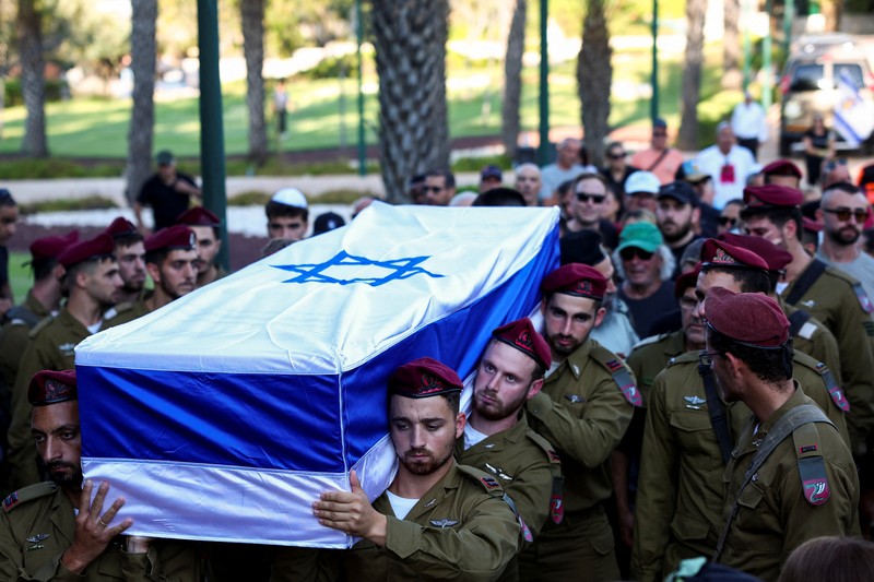 Tentara Israel membawa peti jenazah Letnan Shahar Ben Nun, yang tewas di tengah konflik yang sedang berlangsung di Gaza antara Israel dan Hamas, selama pemakamannya di Tel Aviv, Israel, 20 Agustus 2024. Tentara Israel membawa peti jenazah Letnan Shahar Ben Nun, yang tewas di tengah konflik yang sedang berlangsung di Gaza antara Israel dan Hamas, selama pemakamannya di Tel Aviv, Israel, 20 Agustus 2024. (REUTERS/Florion Goga)