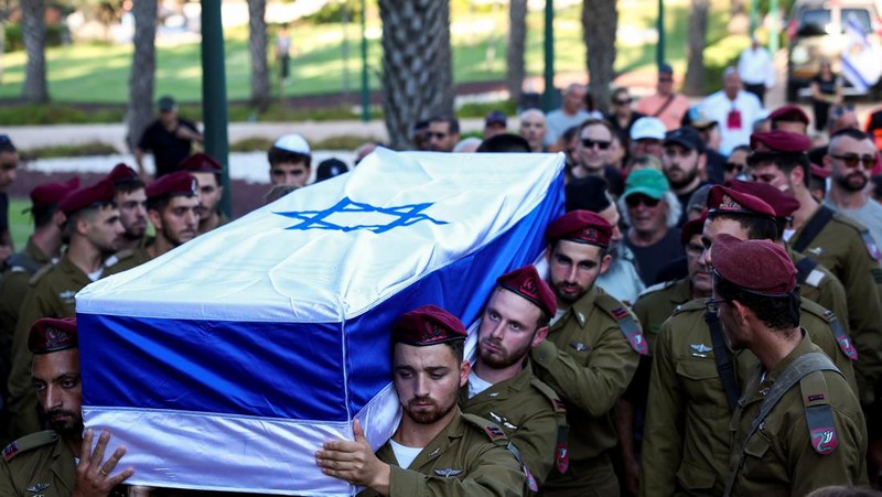 Tentara Israel membawa peti jenazah Letnan Shahar Ben Nun, yang tewas di tengah konflik yang sedang berlangsung di Gaza antara Israel dan Hamas, selama pemakamannya di Tel Aviv, Israel, 20 Agustus 2024. (REUTERS/Florion Goga)