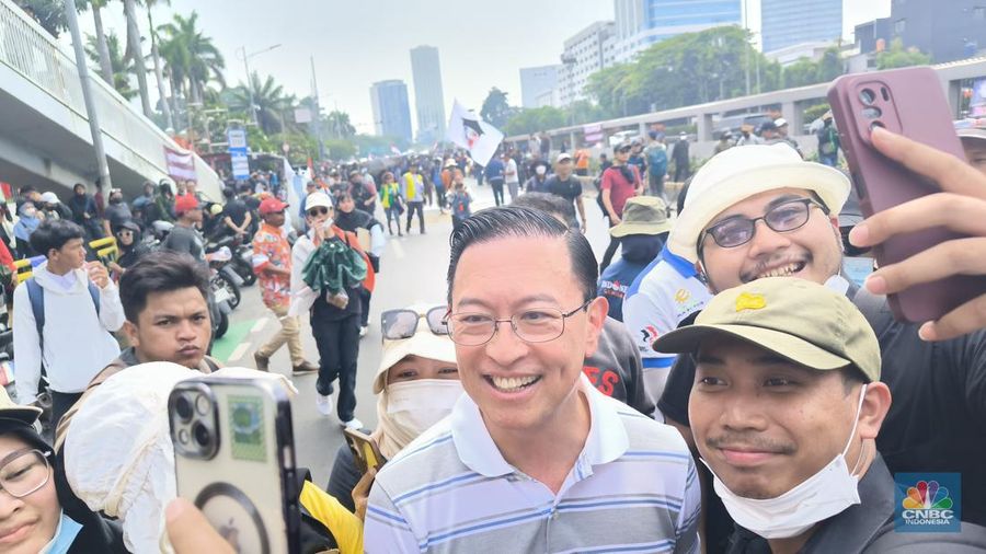 Thomas Lembong, Mantan Menteri era Pemerintahan Presiden Joko Widodo (Jokowi) ikut bergabung dalam aksi massa Peringatan Darurat Indonesia yang berlangsung pada hari ini di Gedung DPR/MPR, Jakarta, Kamis (22/8/2024). (CNBC Indonesia/Ferry Sandi)