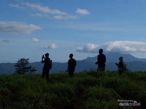 Glamping di Bukit Cendana-Trail ke Puncak Naga