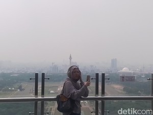 Menyaksikan Monas dari Lantai 24 Perpustakaan Nasional RI
