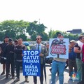 Berdasi dan Berkacamata Hitam, Pengusaha Ini Ikutan Demo di Depan DPR