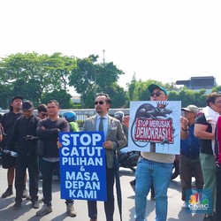 Berdasi dan Berkacamata Hitam, Pengusaha Ini Ikutan Demo di Depan DPR