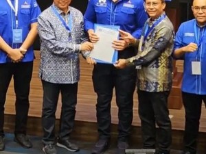 AHY Serahkan Rekomendasi Demokrat Usung Aji Man-Aba Feri di Pilwalkot Bima