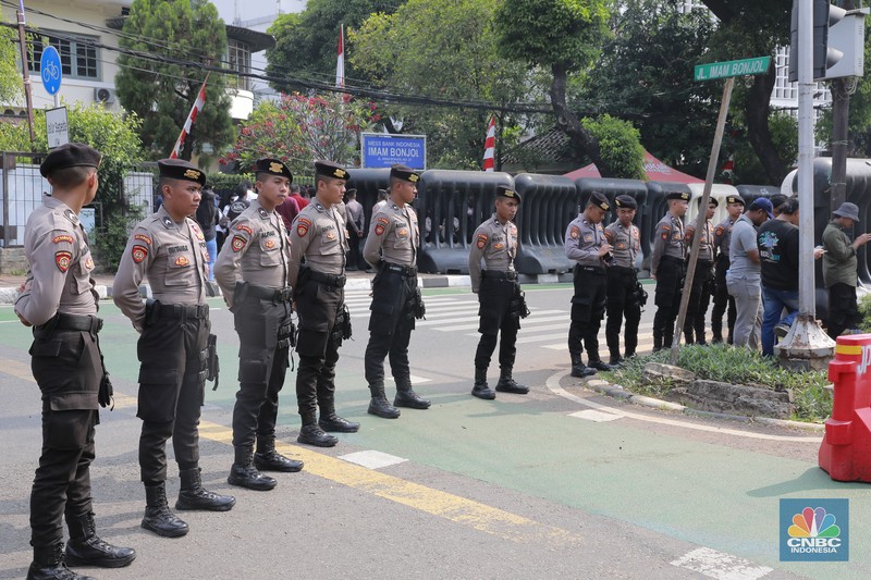 Massa aksi Kawal Putusan Mahkamah Konstitusi (MK) mulai mendatangi kantor KPU RI di Jalan Imam Bonjol, Menteng, Jakarta Pusat, Jumat, (23/8/2024). Mahasiswa tiba terlihat menyampaikan orasi sambil longmarch menuju KPU. (CNBC Indonesia/Muhammad Sabki)