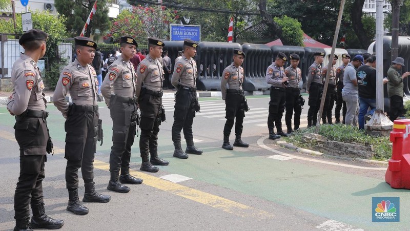 Massa aksi Kawal Putusan Mahkamah Konstitusi (MK) mulai mendatangi kantor KPU RI di Jalan Imam Bonjol, Menteng, Jakarta Pusat, Jumat, (23/8/2024). Mahasiswa tiba terlihat menyampaikan orasi sambil longmarch menuju KPU. (CNBC Indonesia/Muhammad Sabki)