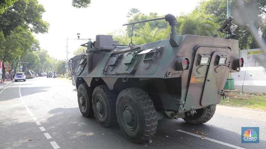 Massa aksi Kawal Putusan Mahkamah Konstitusi (MK) mulai mendatangi kantor KPU RI di Jalan Imam Bonjol, Menteng, Jakarta Pusat, Jumat, (23/8/2024). Mahasiswa tiba terlihat menyampaikan orasi sambil longmarch menuju KPU. (CNBC Indonesia/Muhammad Sabki)