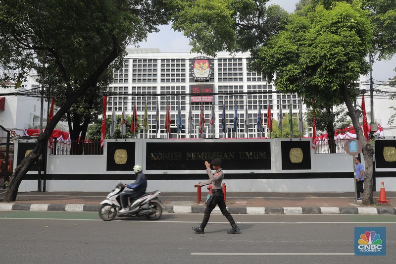 Massa aksi Kawal Putusan Mahkamah Konstitusi (MK) mulai mendatangi kantor KPU RI di Jalan Imam Bonjol, Menteng, Jakarta Pusat, Jumat, (23/8/2024). Mahasiswa tiba terlihat menyampaikan orasi sambil longmarch menuju KPU. (CNBC Indonesia/Muhammad Sabki) Massa aksi Kawal Putusan Mahkamah Konstitusi (MK) mulai mendatangi kantor KPU RI di Jalan Imam Bonjol, Menteng, Jakarta Pusat, Jumat, (23/8/2024). Mahasiswa tiba terlihat menyampaikan orasi sambil longmarch menuju KPU. (CNBC Indonesia/Muhammad Sabki)