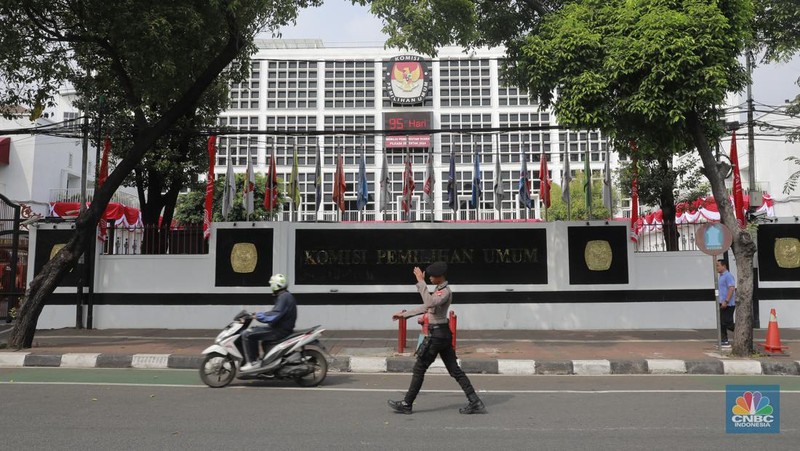 Massa aksi Kawal Putusan Mahkamah Konstitusi (MK) mulai mendatangi kantor KPU RI di Jalan Imam Bonjol, Menteng, Jakarta Pusat, Jumat, (23/8/2024). Mahasiswa tiba terlihat menyampaikan orasi sambil longmarch menuju KPU. (CNBC Indonesia/Muhammad Sabki)