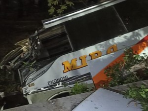 Detik-detik Bus Mira Nyungsep ke Parit Tewaskan Kondektur