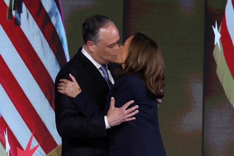 Calon presiden dari Partai Demokrat sekaligus Wakil Presiden AS Kamala Harris tertawa pada Hari ke-4 Konvensi Nasional Demokrat (DNC) di United Center di Chicago, Illinois, AS, Kamis (22/8/2024). (REUTERS/Mike Segar)
