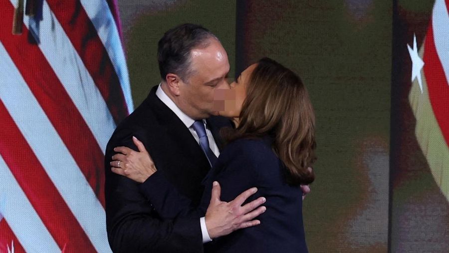 Calon presiden dari Partai Demokrat sekaligus Wakil Presiden AS Kamala Harris tertawa pada Hari ke-4 Konvensi Nasional Demokrat (DNC) di United Center di Chicago, Illinois, AS, Kamis (22/8/2024). (REUTERS/Mike Segar)