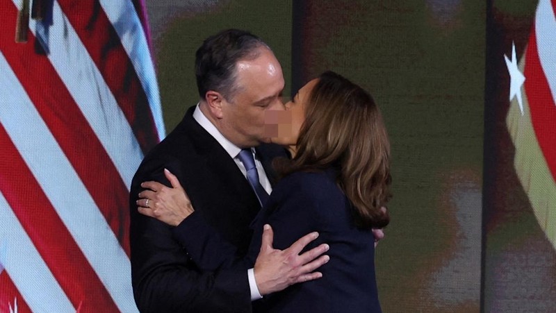 Calon presiden dari Partai Demokrat sekaligus Wakil Presiden AS Kamala Harris tertawa pada Hari ke-4 Konvensi Nasional Demokrat (DNC) di United Center di Chicago, Illinois, AS, Kamis (22/8/2024). (REUTERS/Mike Segar)