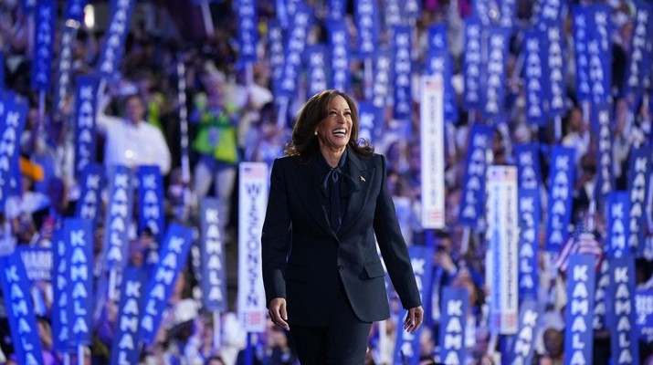 Calon presiden dari Partai Demokrat sekaligus Wakil Presiden AS Kamala Harris tertawa pada Hari ke-4 Konvensi Nasional Demokrat (DNC) di United Center di Chicago, Illinois, AS, Kamis (22/8/2024). (REUTERS/Kevin Lamarque)