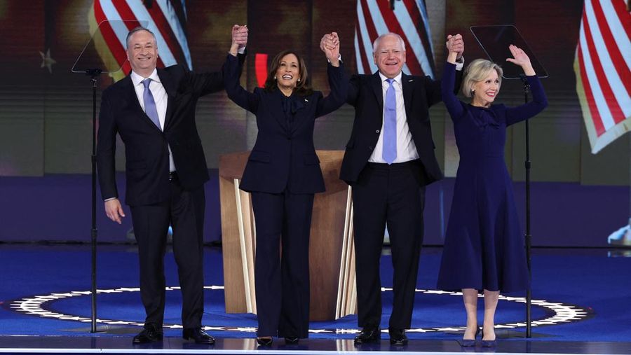 Calon presiden dari Partai Demokrat sekaligus Wakil Presiden AS Kamala Harris tertawa pada Hari ke-4 Konvensi Nasional Demokrat (DNC) di United Center di Chicago, Illinois, AS, Kamis (22/8/2024). (REUTERS/Mike Segar)