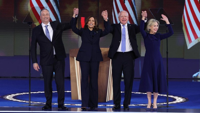 Calon presiden dari Partai Demokrat sekaligus Wakil Presiden AS Kamala Harris tertawa pada Hari ke-4 Konvensi Nasional Demokrat (DNC) di United Center di Chicago, Illinois, AS, Kamis (22/8/2024). (REUTERS/Mike Segar)