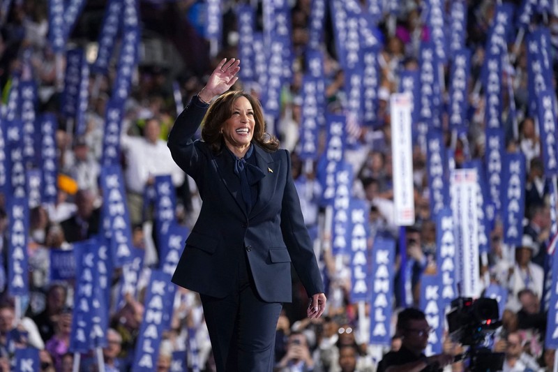 Calon presiden dari Partai Demokrat sekaligus Wakil Presiden AS Kamala Harris tertawa pada Hari ke-4 Konvensi Nasional Demokrat (DNC) di United Center di Chicago, Illinois, AS, Kamis (22/8/2024). (REUTERS/Mike Segar)