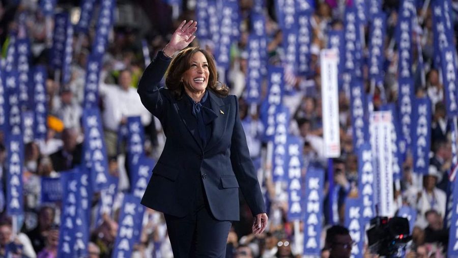 Calon presiden dari Partai Demokrat sekaligus Wakil Presiden AS Kamala Harris tertawa pada Hari ke-4 Konvensi Nasional Demokrat (DNC) di United Center di Chicago, Illinois, AS, Kamis (22/8/2024). (REUTERS/Mike Segar)