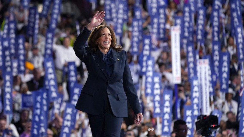 Calon presiden dari Partai Demokrat sekaligus Wakil Presiden AS Kamala Harris tertawa pada Hari ke-4 Konvensi Nasional Demokrat (DNC) di United Center di Chicago, Illinois, AS, Kamis (22/8/2024). (REUTERS/Mike Segar)