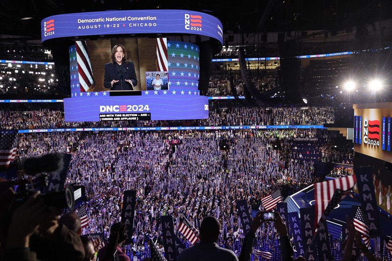 Calon presiden dari Partai Demokrat sekaligus Wakil Presiden AS Kamala Harris tertawa pada Hari ke-4 Konvensi Nasional Demokrat (DNC) di United Center di Chicago, Illinois, AS, Kamis (22/8/2024). (REUTERS/Mike Segar)