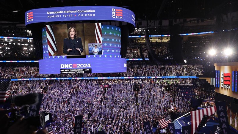 Calon presiden dari Partai Demokrat sekaligus Wakil Presiden AS Kamala Harris tertawa pada Hari ke-4 Konvensi Nasional Demokrat (DNC) di United Center di Chicago, Illinois, AS, Kamis (22/8/2024). (REUTERS/Mike Segar)