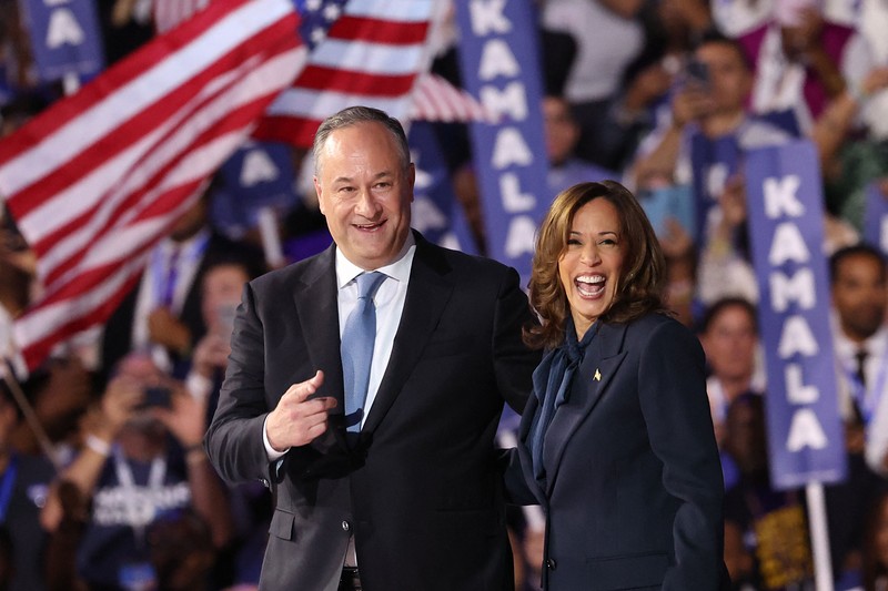 Calon presiden dari Partai Demokrat sekaligus Wakil Presiden AS Kamala Harris tertawa pada Hari ke-4 Konvensi Nasional Demokrat (DNC) di United Center di Chicago, Illinois, AS, Kamis (22/8/2024). (REUTERS/Mike Segar)