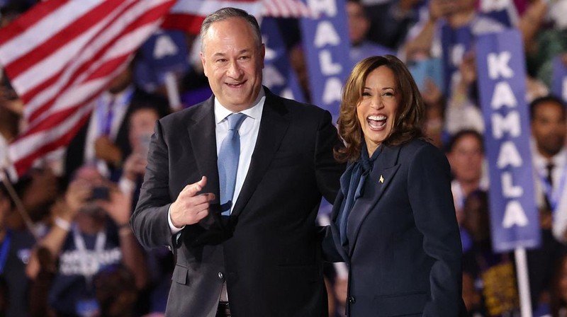 Calon presiden dari Partai Demokrat sekaligus Wakil Presiden AS Kamala Harris tertawa pada Hari ke-4 Konvensi Nasional Demokrat (DNC) di United Center di Chicago, Illinois, AS, Kamis (22/8/2024). (REUTERS/Mike Segar)