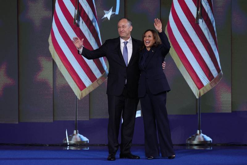 Calon presiden dari Partai Demokrat sekaligus Wakil Presiden AS Kamala Harris tertawa pada Hari ke-4 Konvensi Nasional Demokrat (DNC) di United Center di Chicago, Illinois, AS, Kamis (22/8/2024). (REUTERS/Mike Segar)