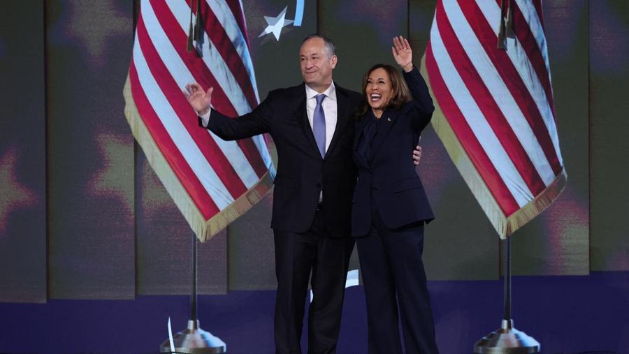 Calon presiden dari Partai Demokrat sekaligus Wakil Presiden AS Kamala Harris tertawa pada Hari ke-4 Konvensi Nasional Demokrat (DNC) di United Center di Chicago, Illinois, AS, Kamis (22/8/2024). (REUTERS/Mike Segar)