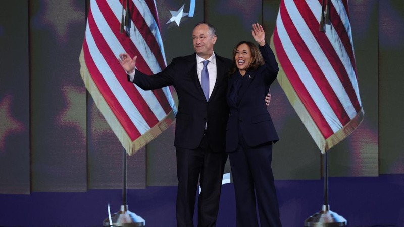 Calon presiden dari Partai Demokrat sekaligus Wakil Presiden AS Kamala Harris tertawa pada Hari ke-4 Konvensi Nasional Demokrat (DNC) di United Center di Chicago, Illinois, AS, Kamis (22/8/2024). (REUTERS/Mike Segar)