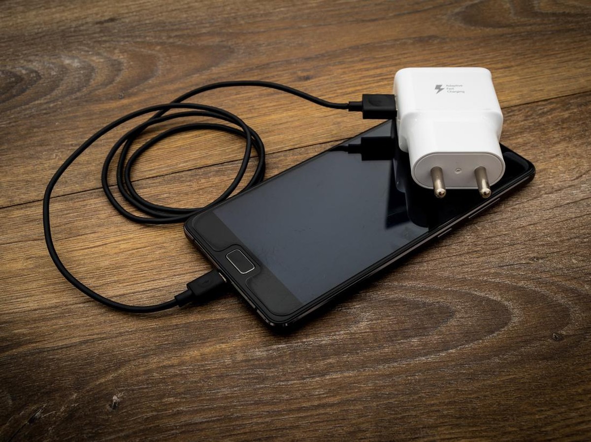 Bahaya Lupa Cabut Charger HP: Risiko Listrik Boros dan Kebakaran