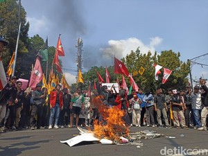 Pelantikan DPRD Kota Blitar Diwarnai Demo Kawal Putusan MK-Bakar Keranda