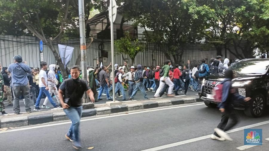 Demo di KPU mulai panas di Jakarta, Jumat (23/8/2024). (CBC Indonesia/Ferry Sandi)