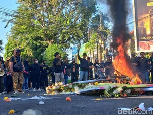 Bakar Karangan Bunga Warnai Demo Kawal Putusan MK di Lamongan