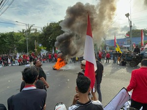 Demo Kawal Putusan MK di Jatim, Jebol Kawat Berduri-Ancam Boikot Pilkada