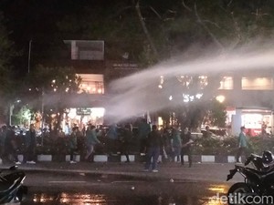 Demo Mahasiswa di DPR Aceh Ricuh