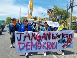 Kawal Batalnya Revisi UU Pilkada, Ratusan Mahasiswa Geruduk DPRD Jatim