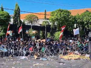 Kawat Berduri Dijebol, Demo Tolak Revisi UU Pilkada di Surabaya Ricuh Lagi