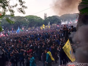 Demo Tolak Revisi UU Pilkada di Kota Malang, Massa Jebol Gerbang DPRD