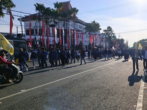 Sempat Jebol Kawat Berduri dan Lempari DPRD Jatim, Massa Mahasiswa Bubar